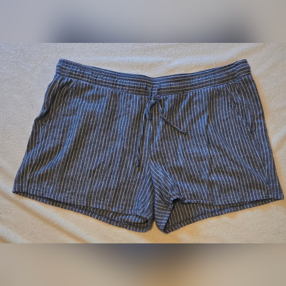 a.n.a. Striped Shorts